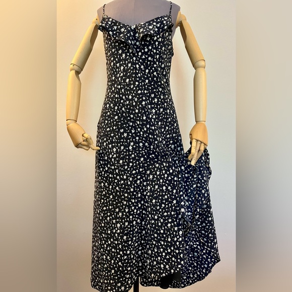 👗 Elegant Asymmetrical Black and White Dress - Picture 2 of 9